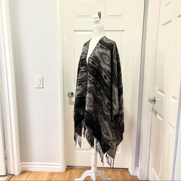 Oversized Multi Color Aztec Print Fringe Pancho/Scarf Size OS - Picture 4 of 5